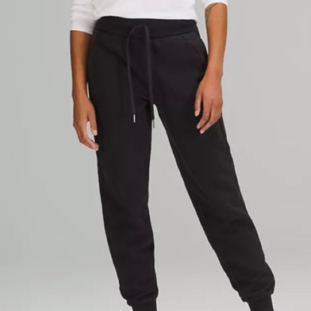Women’s lulu joggers